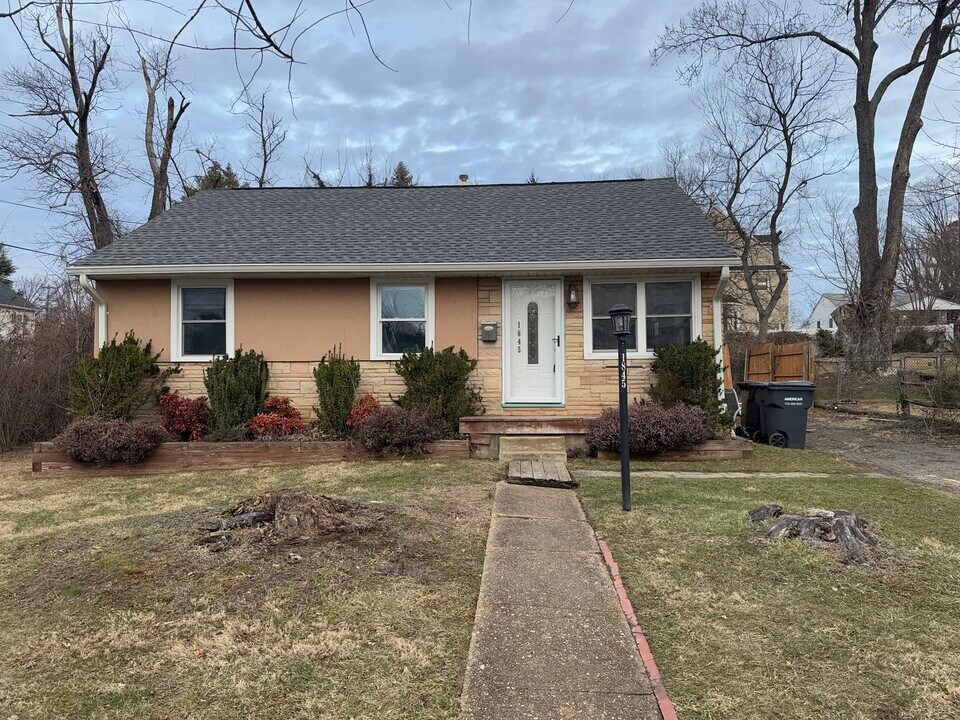 1845 Ware Rd in Falls Church, VA - Foto de edificio