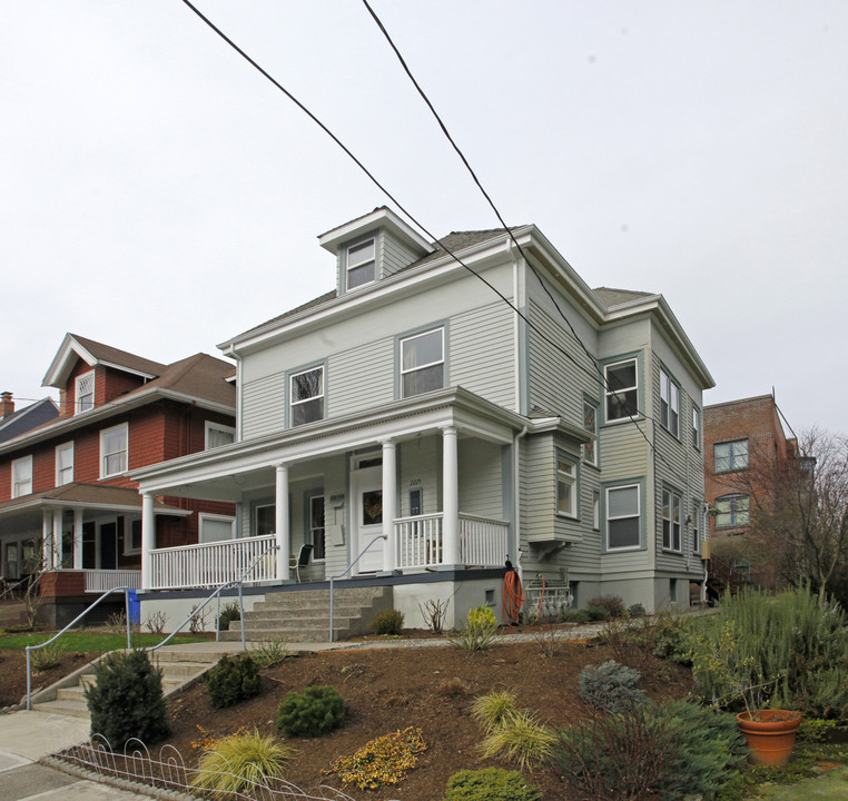 2225 NW Glisan St in Portland, OR - Foto de edificio