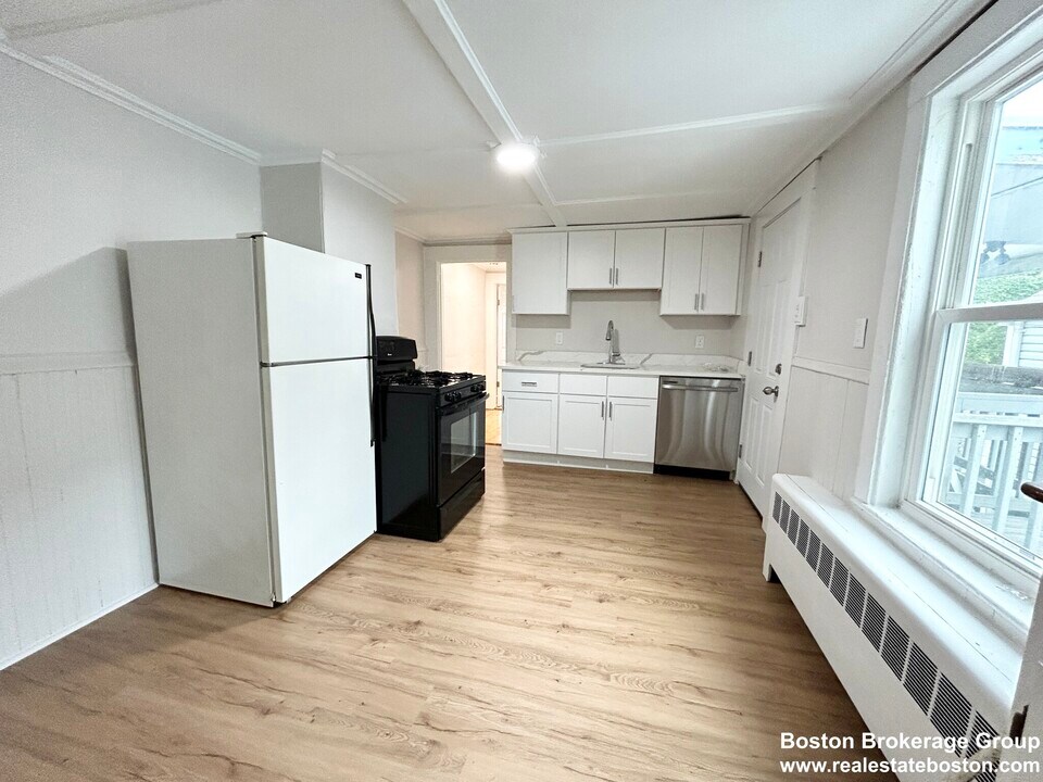 13 Saratoga St, Unit 2 in Boston, MA - Foto de edificio