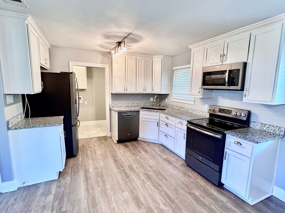 2010 Jerlyn Dr in Denham Springs, LA - Building Photo