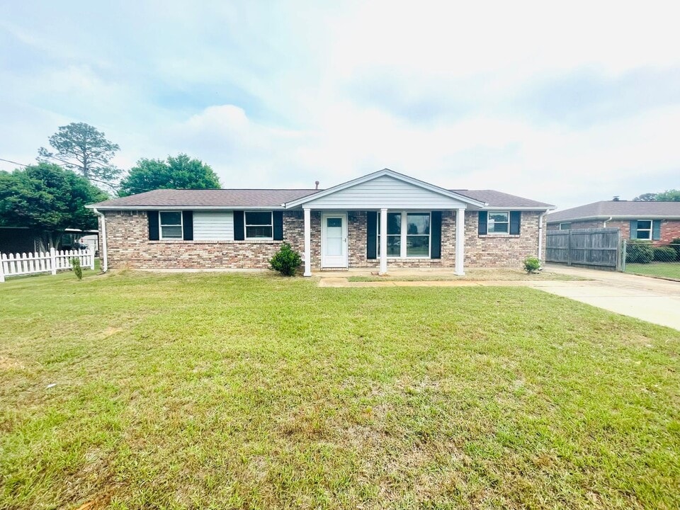 224 Lilac Dr in Prattville, AL - Building Photo