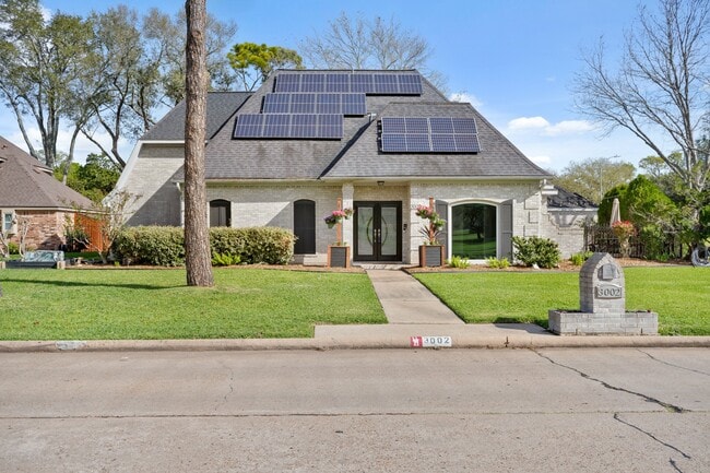 property at 3002 Hampton Dr