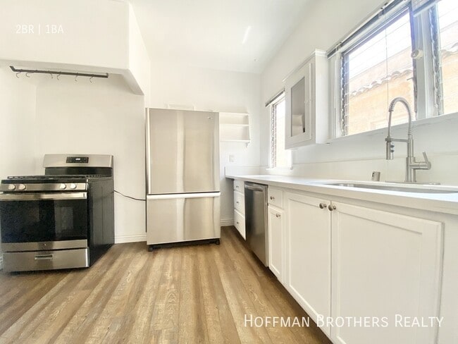 362 1/2 N Sierra Bonita Ave in Los Angeles, CA - Foto de edificio - Building Photo