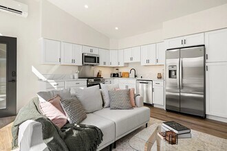 233 Ashland Ave in Santa Monica, CA - Foto de edificio - Building Photo