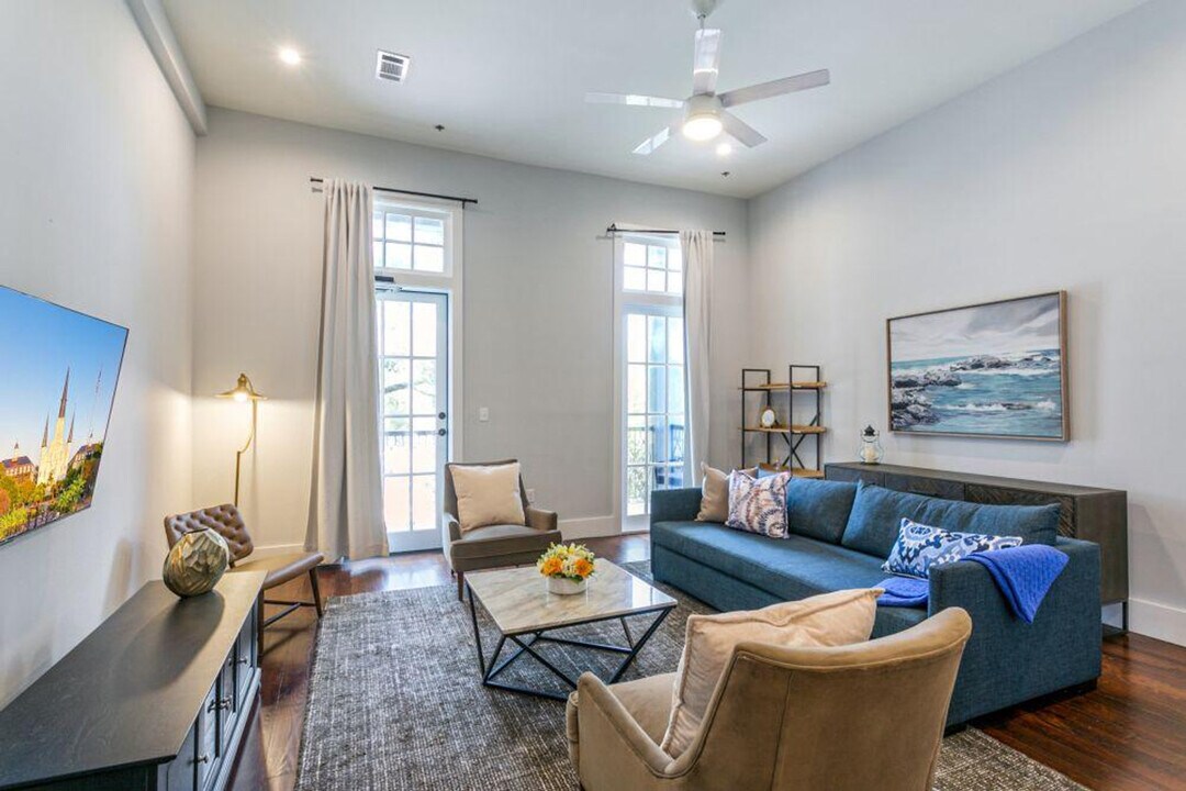 1430 St Charles Ave in New Orleans, LA - Building Photo