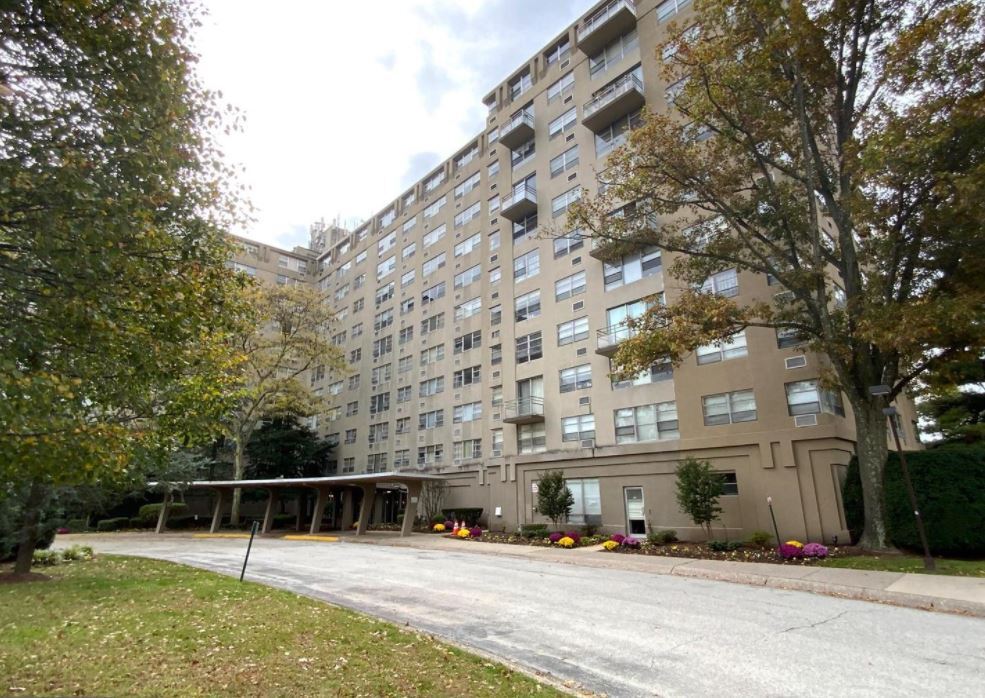 Radnor House in Bryn Mawr, PA - Building Photo