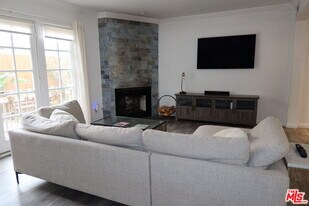 944 Palm Ave in West Hollywood, CA - Building Photo