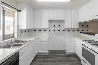744 Rose Ave in Long Beach, CA - Building Photo - Interior Photo