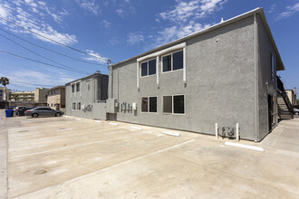 Pier View Apartments in Imperial Beach, CA - Foto de edificio - Building Photo