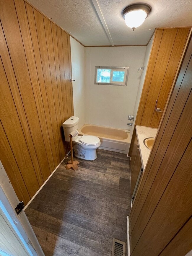 4159 Dunsmuir Ave in Dunsmuir, CA - Building Photo - Building Photo