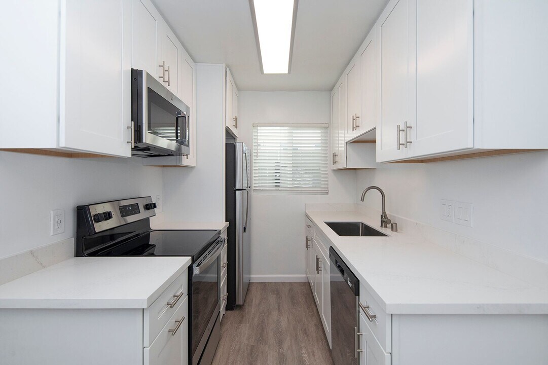 2674 Hornblend St in San Diego, CA - Building Photo