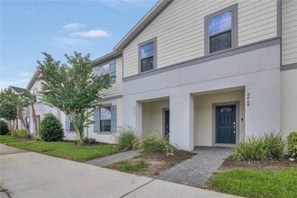2406 Dubai St in Kissimmee, FL - Foto de edificio - Building Photo