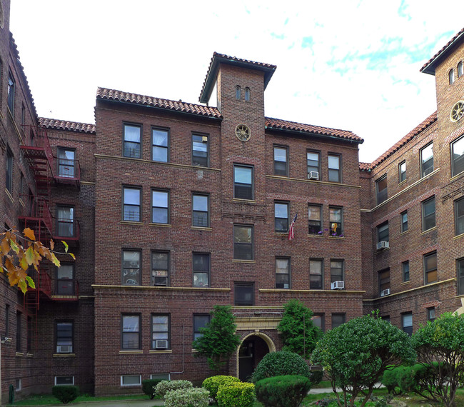 62-64 Saunders St in Rego Park, NY - Building Photo - Building Photo