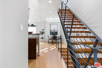 2307 Oakwood Ave in Los Angeles, CA - Building Photo - Building Photo