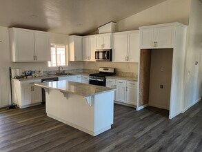 2104 S Conyer Ct in Visalia, CA - Building Photo - Building Photo