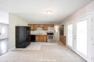 3926 Malibu Dr in Indianapolis, IN - Foto de edificio - Building Photo