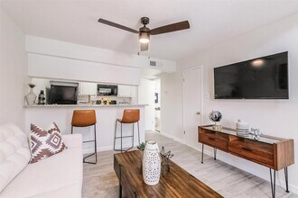 8162 Richmond Ave. in Houston, TX - Building Photo - Building Photo