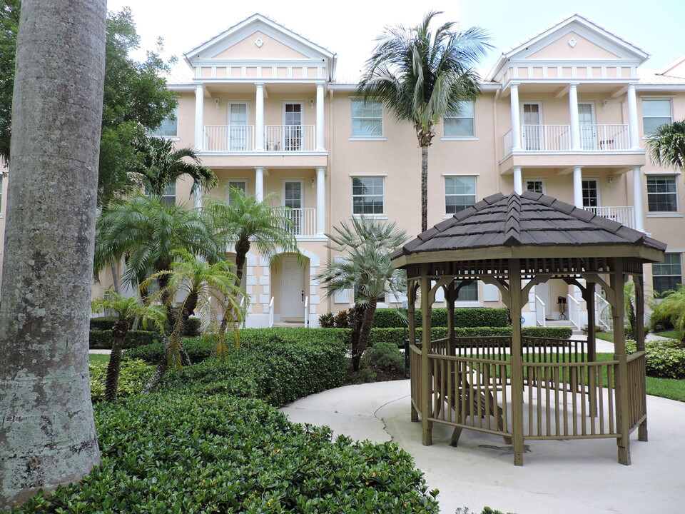 4114 Oyster Pond Way in Jupiter, FL - Foto de edificio