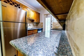 95 Edgewater Dr, Unit 105 in Coral Gables, FL - Building Photo - Building Photo