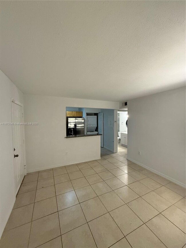 350 Palm Cir W, Unit 102 in Pembroke Pines, FL - Building Photo - Building Photo