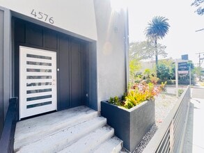 4576 Oakwood Ave, Unit 4576 in Los Angeles, CA - Building Photo - Building Photo