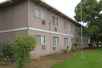 Park Villa Apartments in Clovis, CA - Building Photo - Building Photo