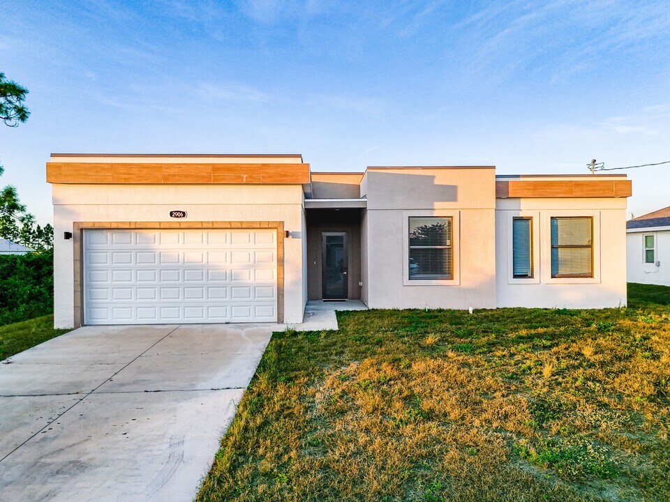 2906 65th St W in Lehigh Acres, FL - Building Photo