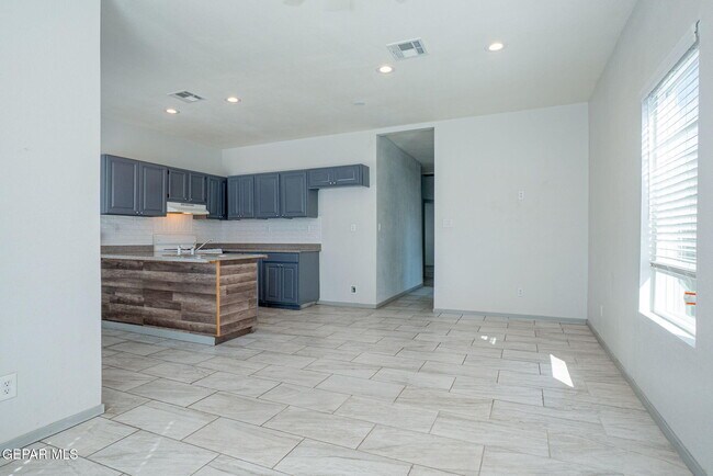 621 Main St in Clint, TX - Foto de edificio - Building Photo