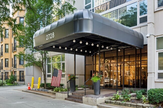 2728 N Hampden Ct in Chicago, IL - Building Photo - Building Photo