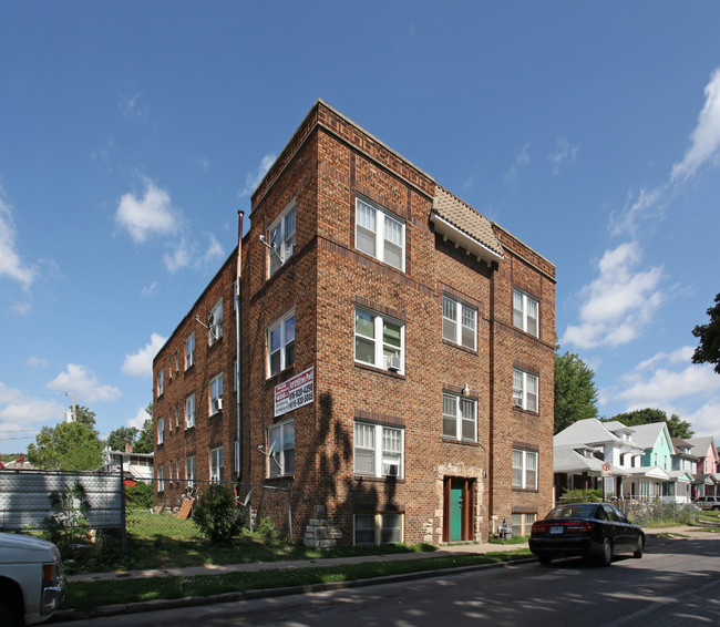 White Apartments in Kansas City, MO - Building Photo - Building Photo