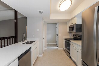 701 Redondo Dr in Brandon, FL - Building Photo - Building Photo