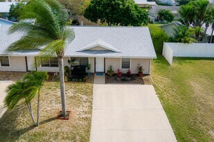 8997 SE Sandy Ln in Hobe Sound, FL - Building Photo