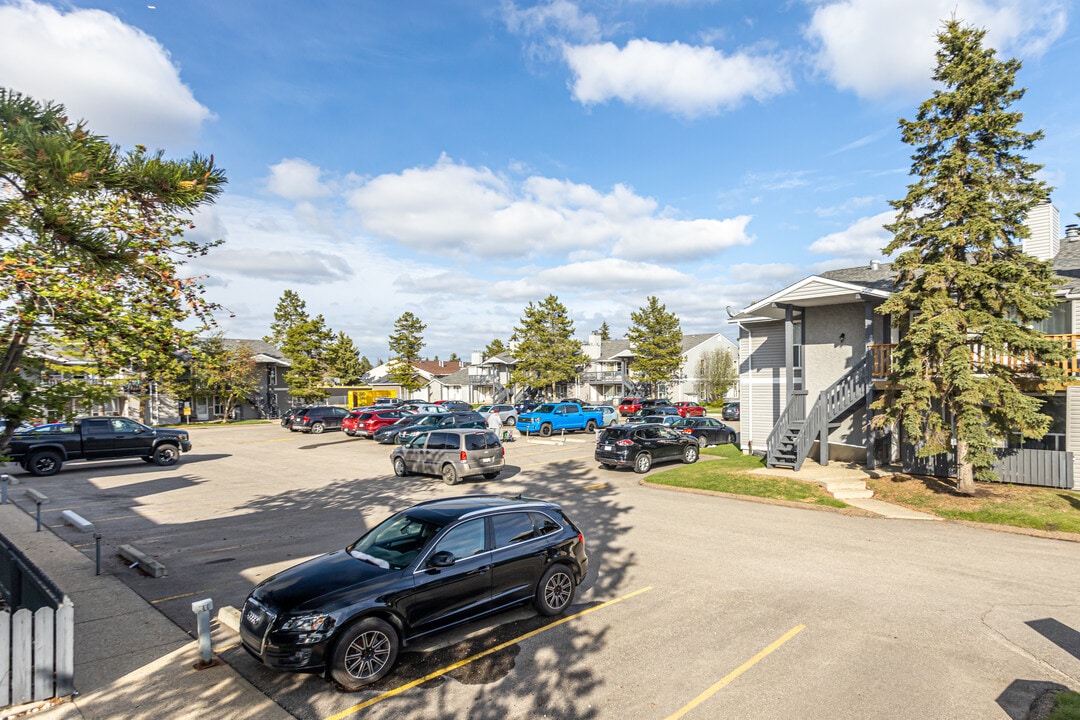 1503 Mill Woods Road East NW in Edmonton, AB - Building Photo
