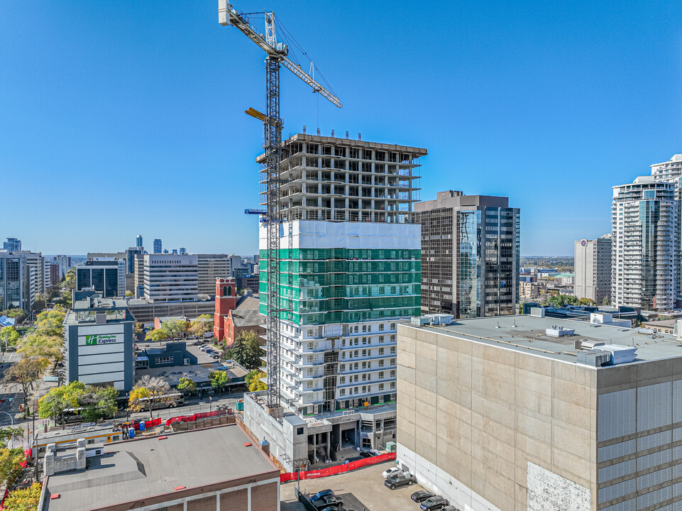 Falcon Towers in Edmonton, AB - Building Photo