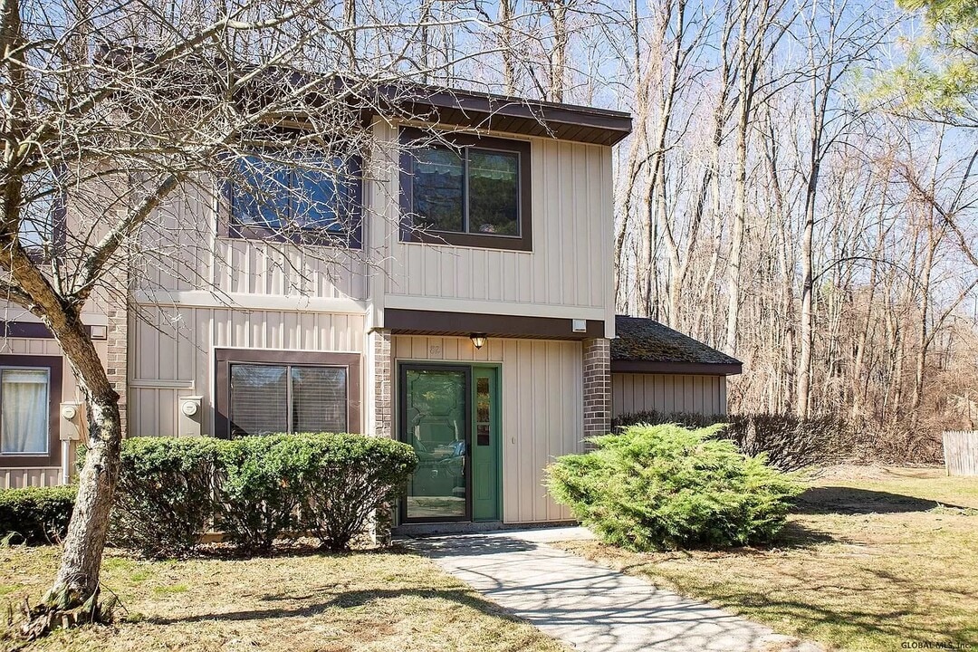 82 Crestwood Ter in Albany, NY - Foto de edificio