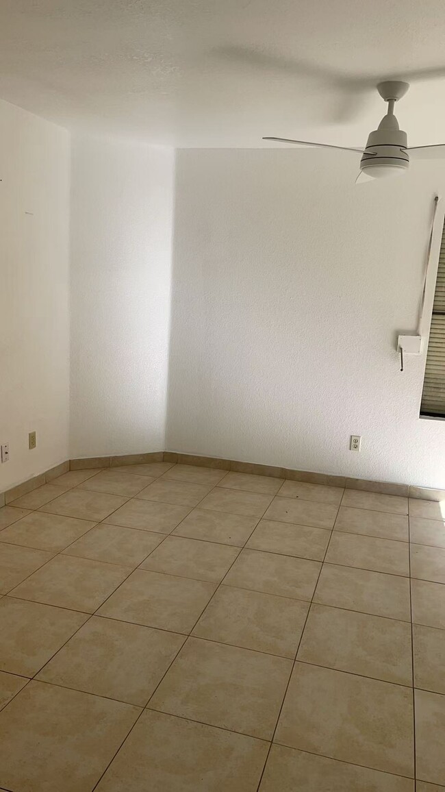 440 Elm Dr, Unit 103 in Las Vegas, NV - Building Photo - Building Photo