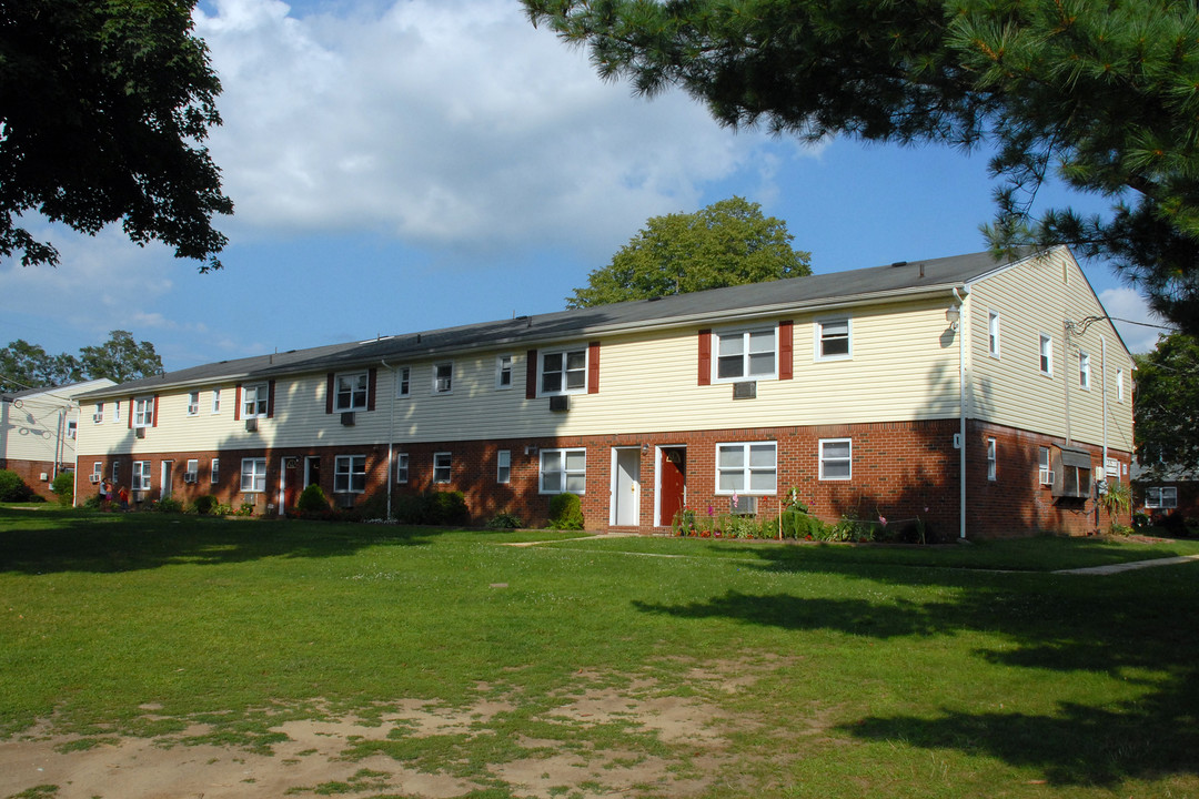 Tall Tree Apartments in Jamesburg, NJ - Foto de edificio