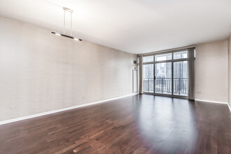 21 W Chestnut St in Chicago, IL - Building Photo - Building Photo