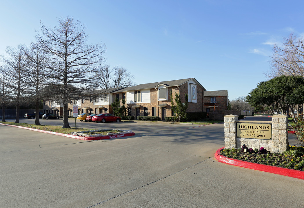 Highlands of Grand Prairie in Grand Prairie, TX - Building Photo