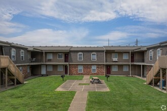 Naveen Pine Apartments in Evansville, IN - Foto de edificio - Building Photo