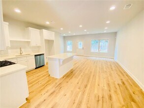 1095 N Village Dr in Decatur, GA - Foto de edificio - Building Photo