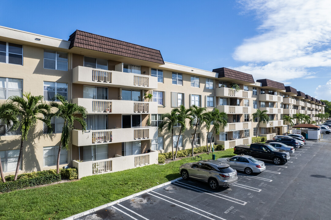 Bayview Palms in North Miami, FL - Building Photo