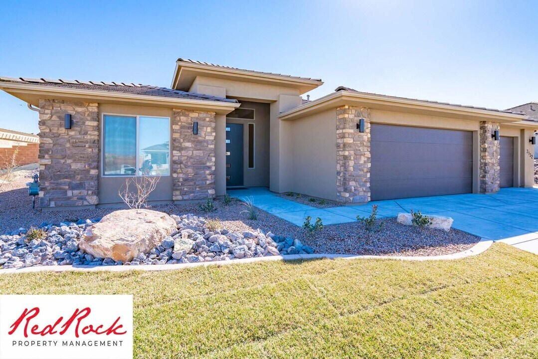 2132 E Sunshine Cir in Saint George, UT - Building Photo