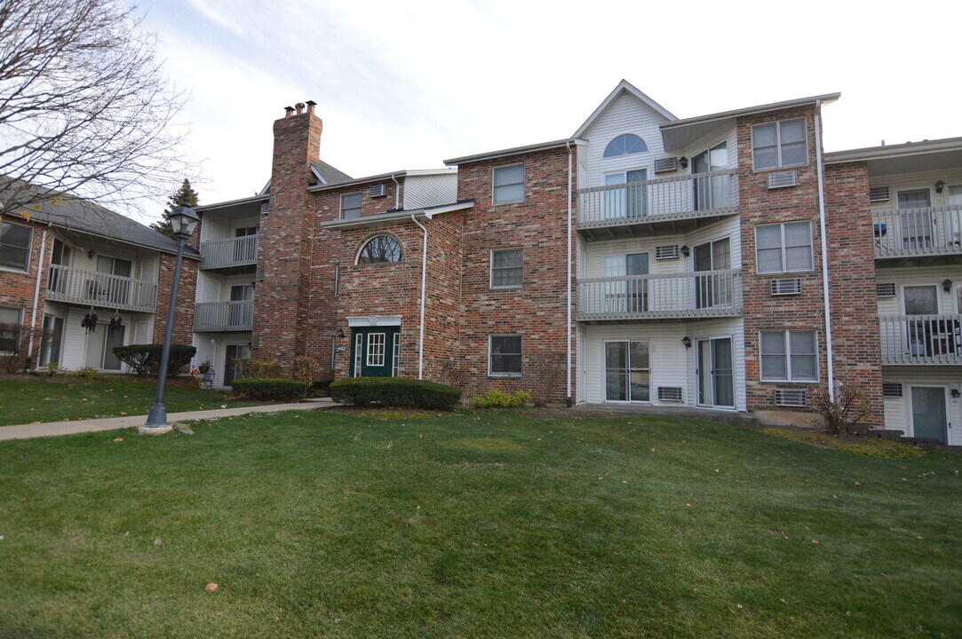 4402 W Shamrock Ln in McHenry, IL - Building Photo