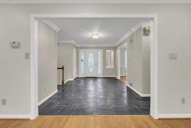 8616 Chateau Dr in Potomac, MD - Building Photo - Building Photo