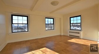 AMAZING ONE BEDROOM APARTMENT!! AMAZING DE in New York, NY - Building Photo