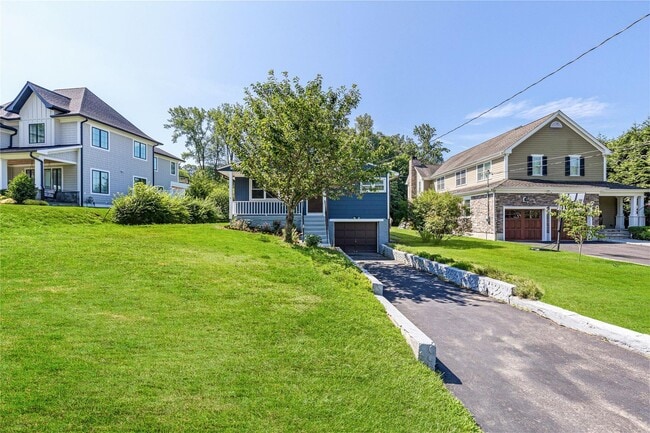 125 Whittier Dr in Thornwood, NY - Building Photo - Building Photo