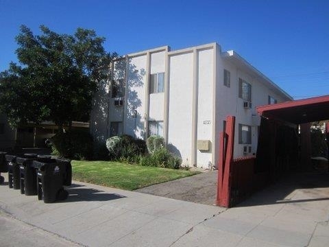 10717 Bloomfield St in Toluca Lake, CA - Foto de edificio - Building Photo