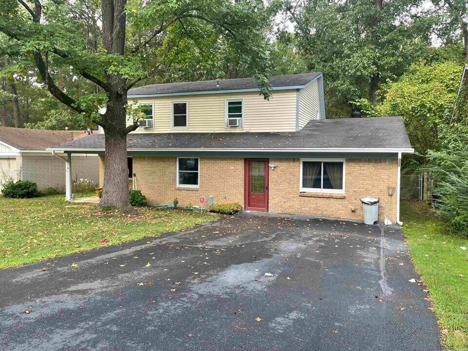 10216 Woodbridge Dr in Little Rock, AR - Building Photo