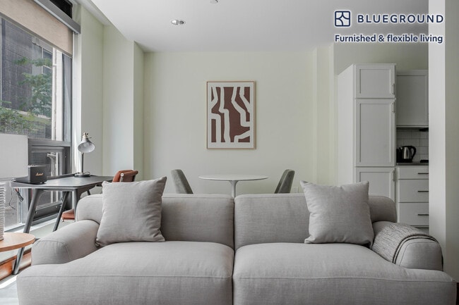 110 W Ocean Blvd in Long Beach, CA - Building Photo - Building Photo